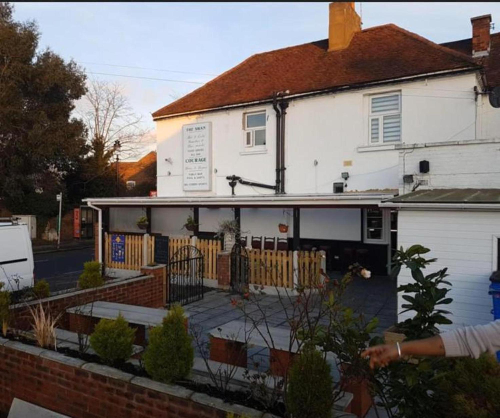 Swan Inn, Heathrow Airport Stanwell Exteriér fotografie